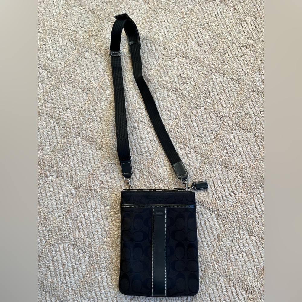 Coach canvas logo cross body 8.5 x 6.5
Like new condition